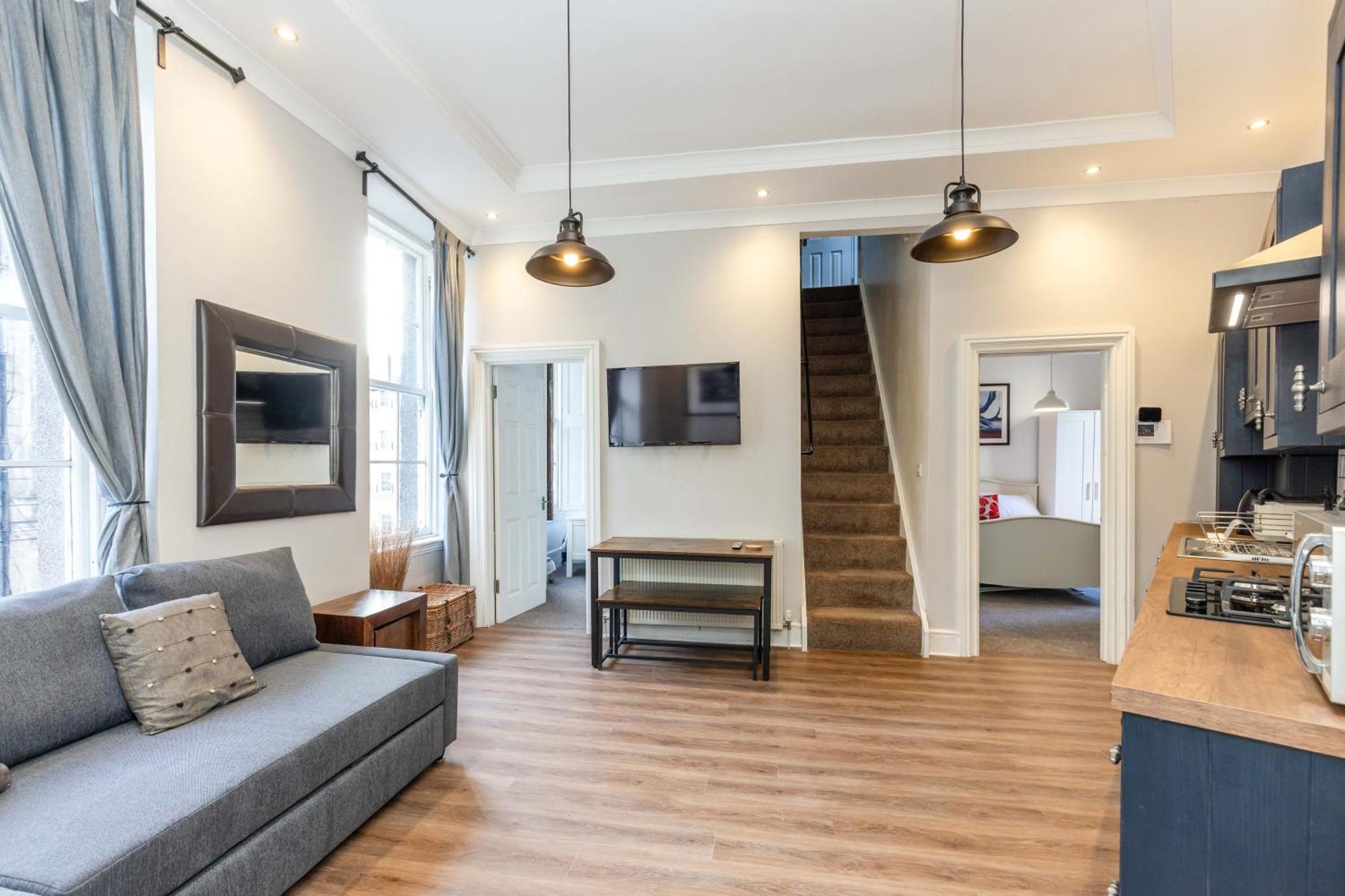 Traditional 3 Bedroom Quiet Duplex Flat By High St, Trams And Buses - Just 1-5 Miles To Centre — Photos 1