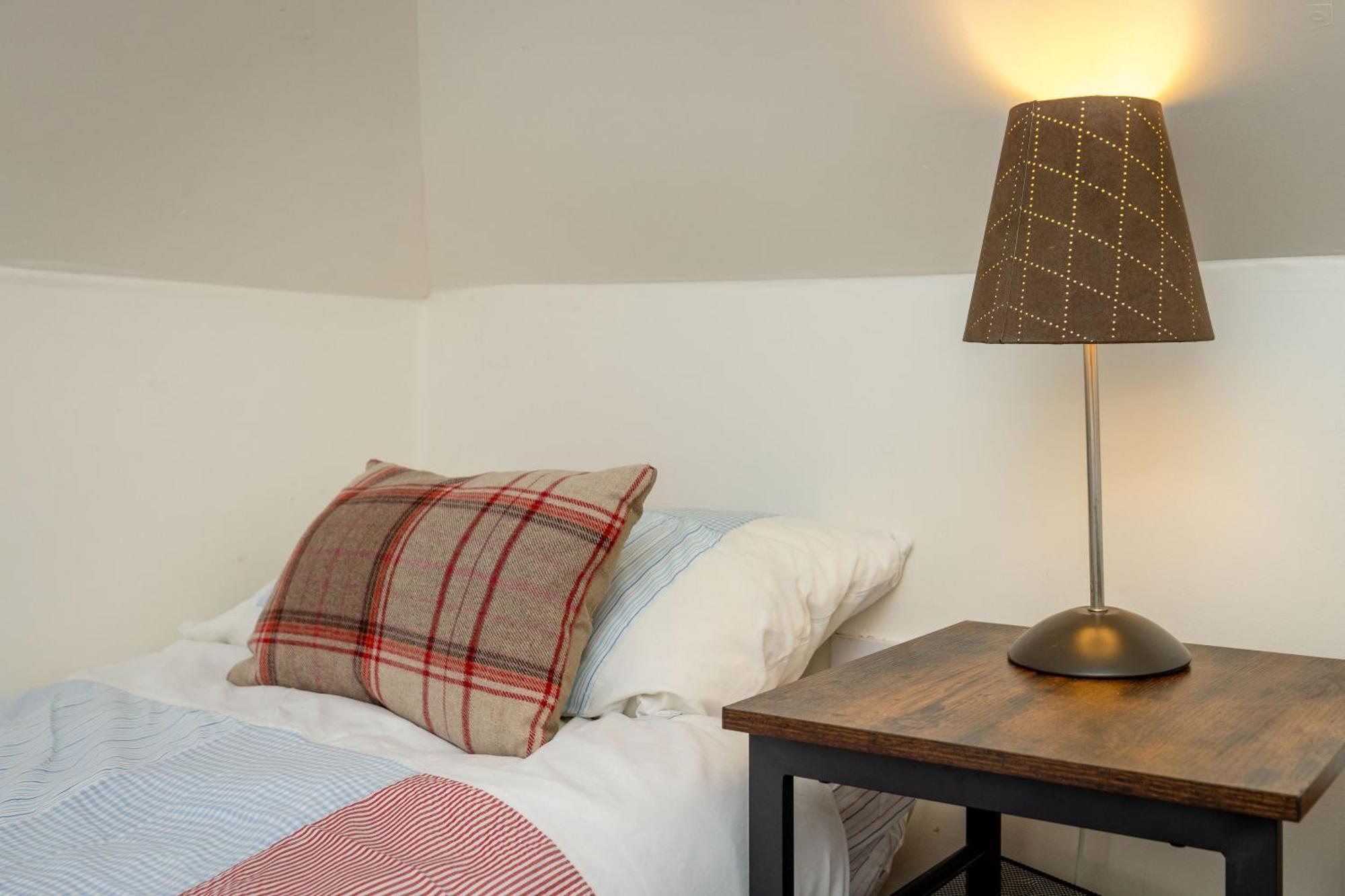 Traditional 3 Bedroom Quiet Duplex Flat By High St, Trams And Buses - Just 1-5 Miles To Centre — Photos 3