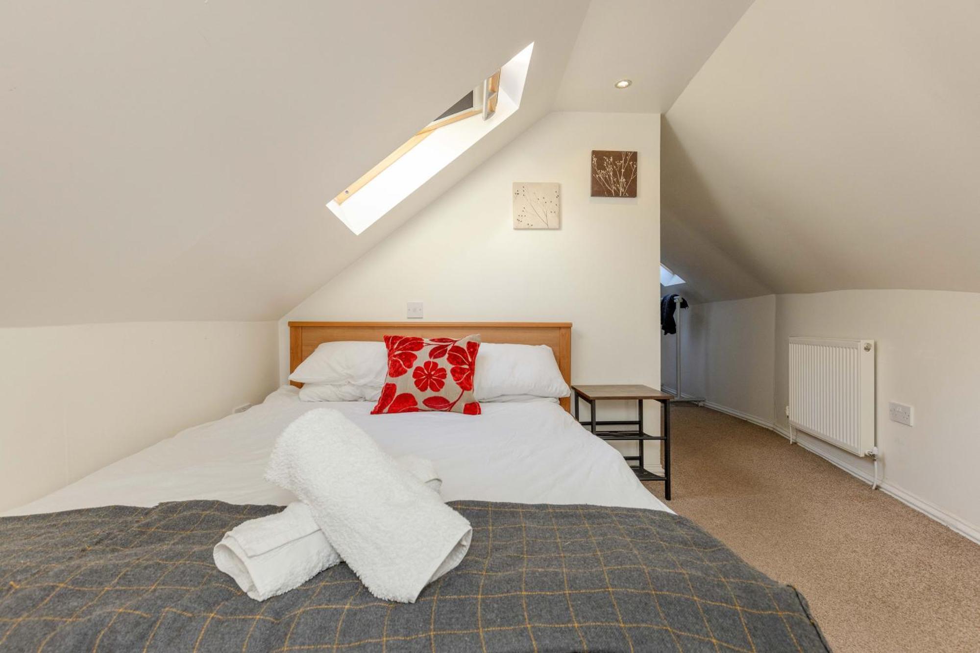 Traditional 3 Bedroom Quiet Duplex Flat By High St, Trams And Buses - Just 1-5 Miles To Centre — Photos 2