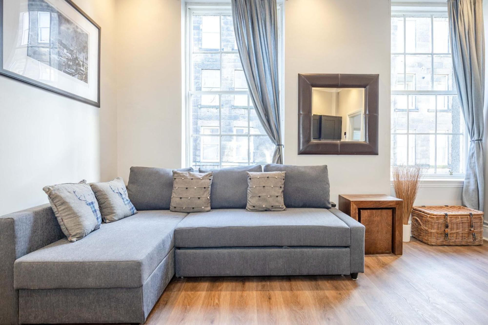Traditional 3 Bedroom Quiet Duplex Flat By High St, Trams And Buses - Just 1-5 Miles To Centre, Edinburgh